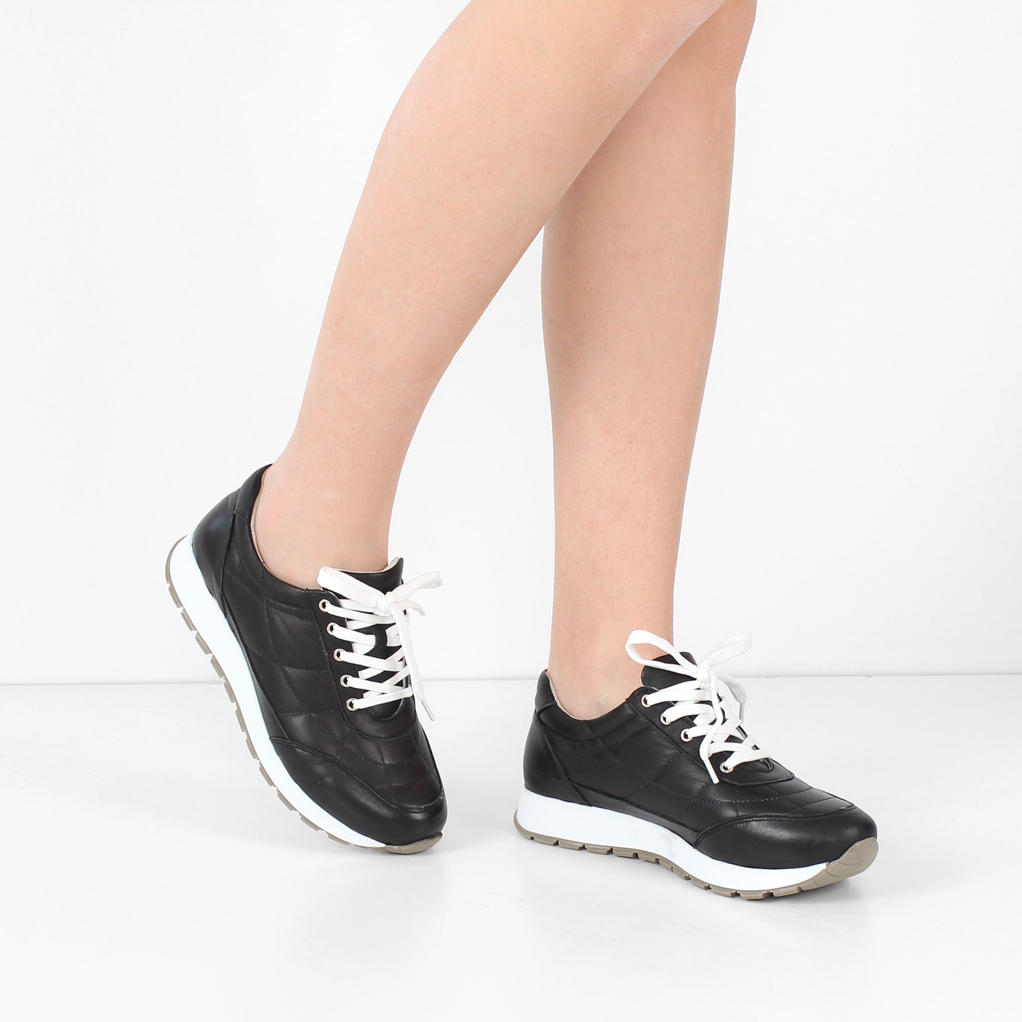 Damen Sneaker aus gestepptem Leder in Schwarz mit Plateau (102-27611)