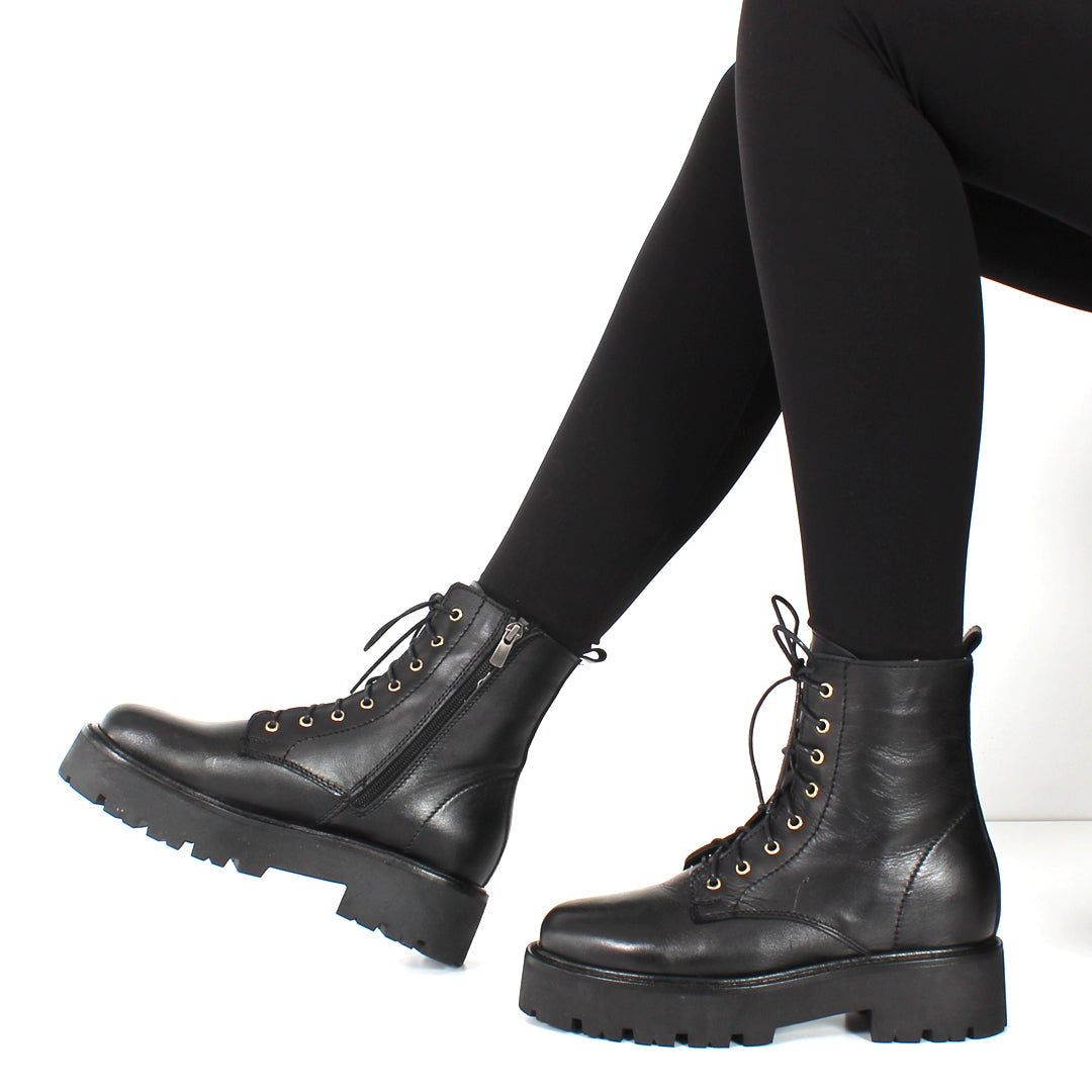 Damen Schwarze Leder-Kampfstiefel mit markanter Sohle (029-20136)