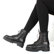 Damen Schwarze Leder-Kampfstiefel mit markanter Sohle (029-20136)