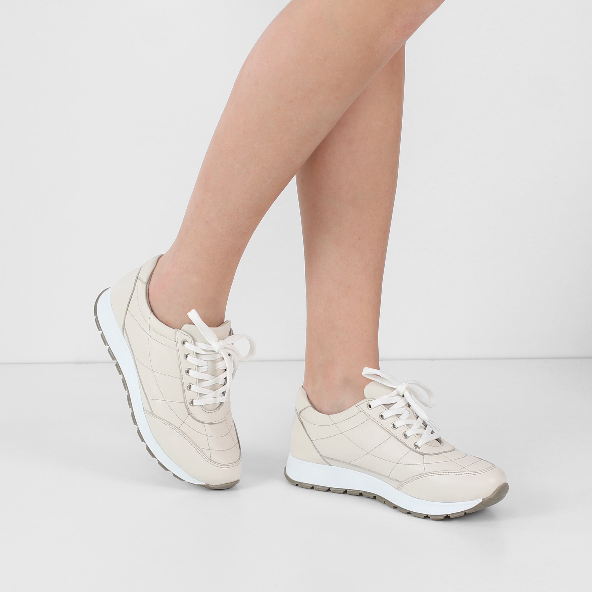 Damen Sneaker aus gestepptem Leder in Beige mit Plateau (102-27611)