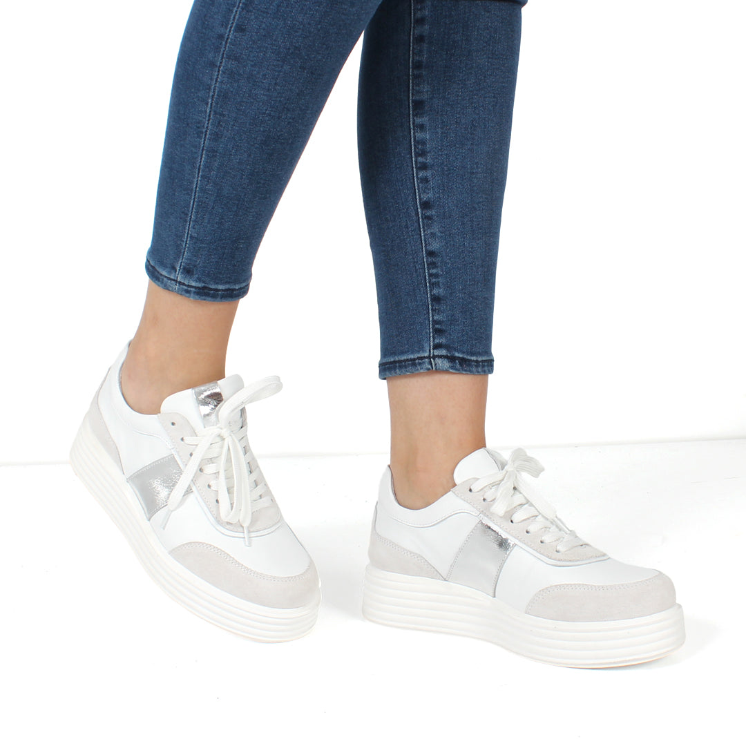 Damen Weiße Sneaker mit Metallic-Akzent (115-20604)