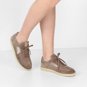 Damen Sneaker aus Wildleder in Taupe mit Metallic-Details (115-20622)