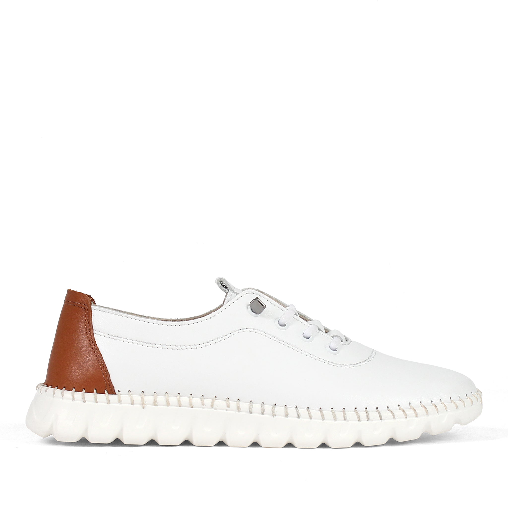 Damen Slipper aus weißem Leder mit braunem Fersenakzent (664-25916)