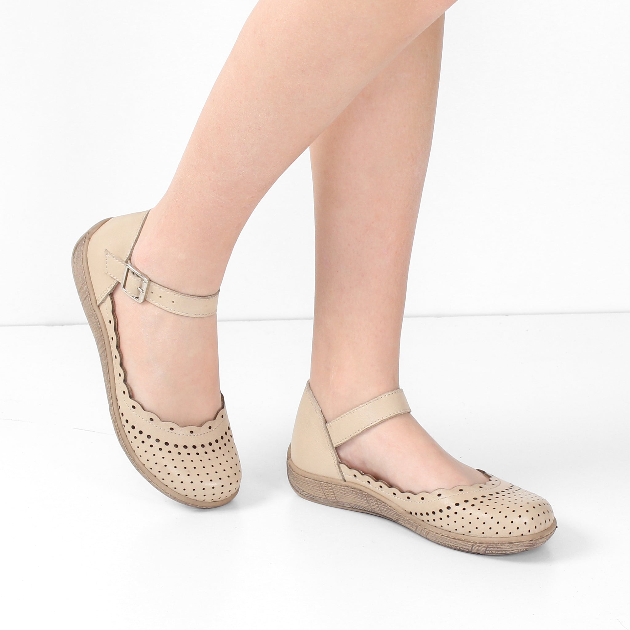 Damen Mary Jane Ballerinas aus beigem Leder mit Lochmuster und Schnalle (288-31106)