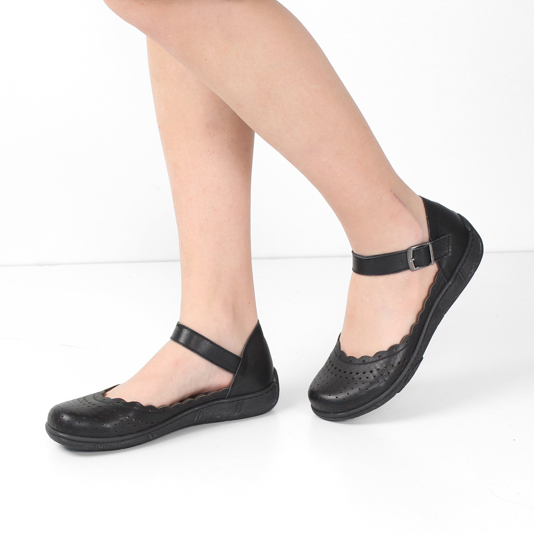 Damen Mary Jane Ballerinas aus schwarzem Leder mit Lochmuster und Schnalle (288-31106)