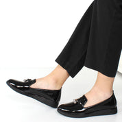 Damen Schwarze Lack-Loafer mit Schmuckverzierung (376-20415)