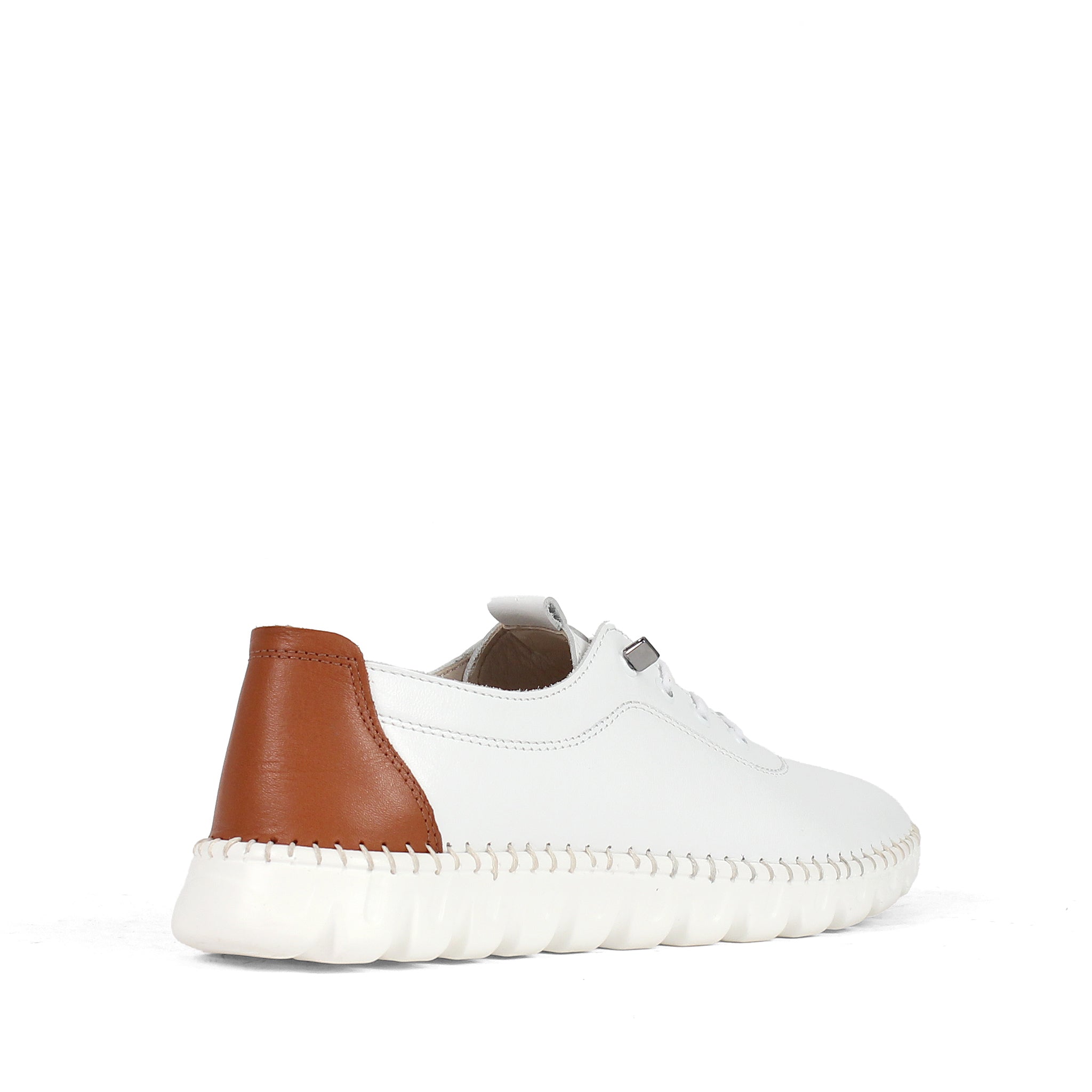 Damen Slipper aus weißem Leder mit braunem Fersenakzent (664-25916)
