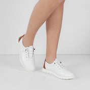 Damen Slipper aus weißem Leder mit braunem Fersenakzent (664-25916)