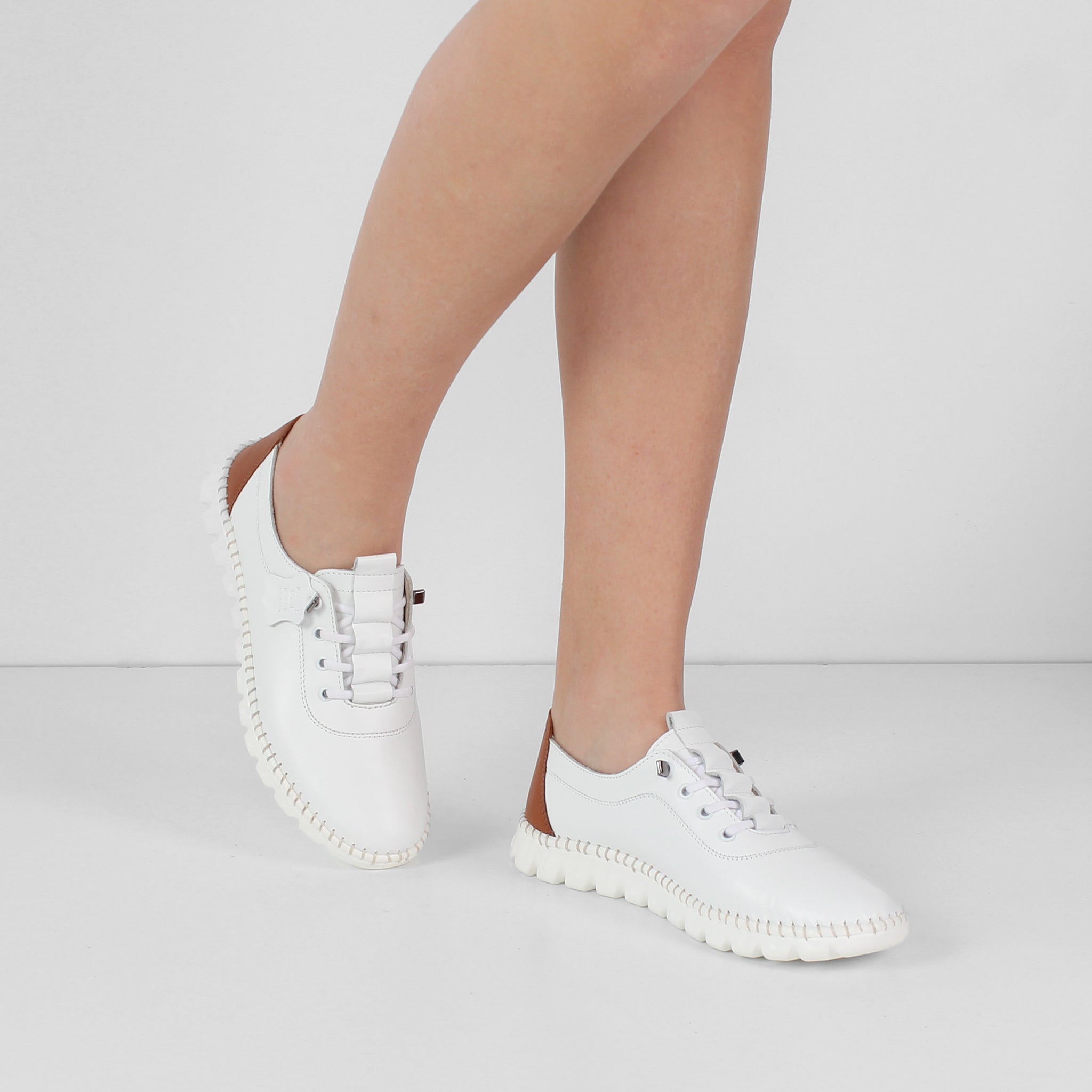 Damen Slipper aus weißem Leder mit braunem Fersenakzent (664-25916)